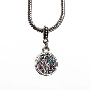 Ciondolo libellula e fiore in smalto rosa con zirconi blu su catena a serpente in argento