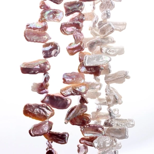 Dettaglio macro di perle barocche naturali con lucentezza metallica e cangiante