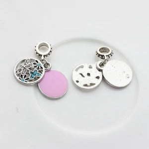 Dettaglio charm in smalto rosa e perlina libellula argento con strass blu per bracciale DIY
