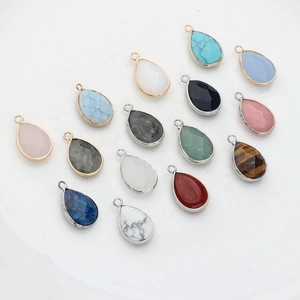 Colección de piedras naturales en forma de gota con bordes dorados para joyería artesanal