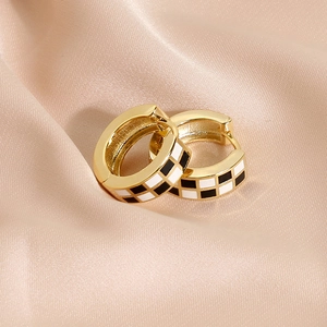 Boucles d'Oreilles Huggie en Cuivre Plaqué Or Vintage pour Femmes Boucles d'Oreilles Créoles en Émail Damier Noir et Blanc Bijoux de Mode