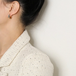 Créoles dorées minimalistes avec motif en émail à damier noir et blanc pour femmes