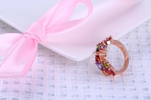 Détail des cristaux colorés en forme de larme sur l'anneau en or rose poli