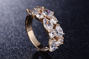 Détail d'une bague en or rose avec cristaux de zircone taille poire et sertissage pavé