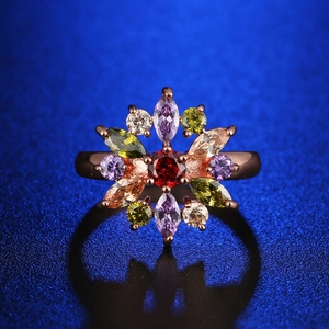 Bunter Schneeflocken-Ring mit rotem Stein und Kristallen auf Roségold für Damen