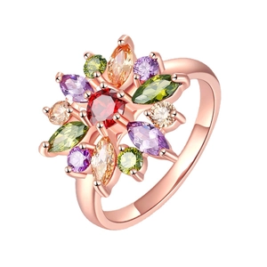Floraler Ring mit bunten Edelsteinen und rotem Zentrum in Roségold-Optik