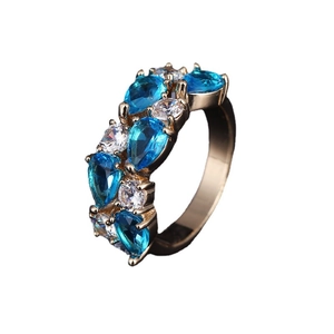 Bague en or rose avec cristaux bleus en forme de poire et zircons blancs étincelants