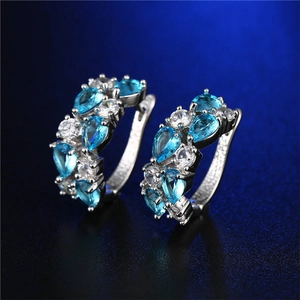 Dettaglio orecchini in argento S925 con gemma blu a goccia e zirconi bianchi