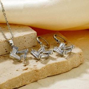Makro-Detail des silberfarbenen Brautschmuck-Sets mit Zirkonia auf Stein und Seide