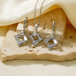 Brautschmuck-Set mit quadratischen Zirkonia-Halsketten und Ohrringen auf Seide