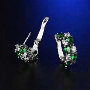 Macro di orecchini a cerchio in argento con pietre verdi smeraldo a forma di pera