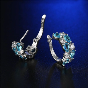 Dettaglio di orecchini in argento con zirconi marquise blu celesti e trasparenti