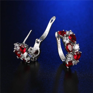Macro di orecchini in argento con pietre a pera rosse e dettagli in zirconi bianchi