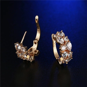 Macro di orecchini huggie dorati con zirconi cubici marquise e tondi in incastonatura