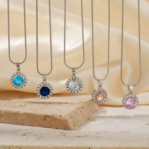 Elegantes Brautschmuck-Set mit runden Zirkonia-Anhängern in fünf leuchtenden Farben