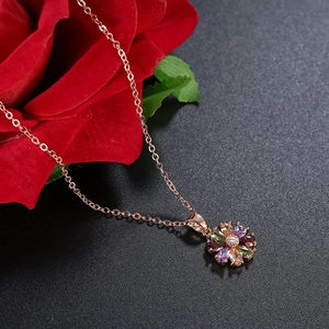 Detaillierte Nahaufnahme des roségoldenen Blumenanhängers mit bunten Kristallen