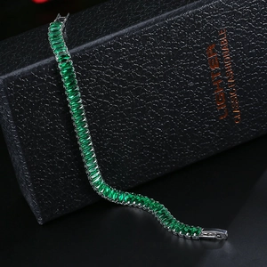 Bracciale tennis con zirconi verdi smeraldo rettangolari su scatola nera
