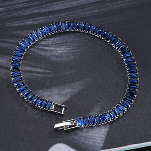 Classico bracciale tennis con pietre preziose blu rettangolari e montatura argento