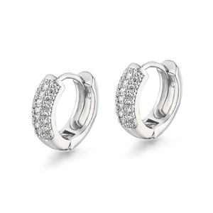 Symmetrische opname van zilveren oorringen met 18K witgouden plating en pavé diamanten