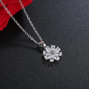 Elegante silberne Blumenkette mit klaren Zirkoniasteinen auf dunklem Hintergrund