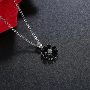 Makroaufnahme von Silberanhänger mit schwarzen Markisesteinen und Diamant-Akzent