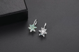 Détail de boucles d'oreilles fleurs double couche avec opale verte et zircons