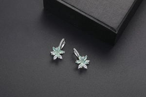 Vue détaillée des boucles d'oreilles fleur en argent avec pierres marquises vert clair