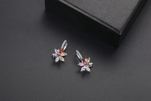 Gros plan de boucles d'oreilles fleuries avec pierres zircons colorées de taille marquise