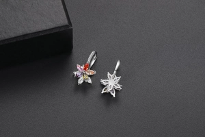 Détails macro de boucles d'oreilles fleur à double couche avec zircons de couleur marquise