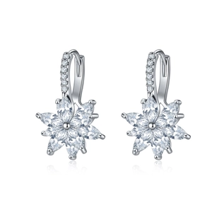 Détail de boucles d'oreilles fleurs en argent avec zircons marquise et créoles serties