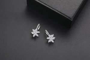 Détails de boucles d'oreilles fleurs en argent à double couche avec oxydes de zirconium