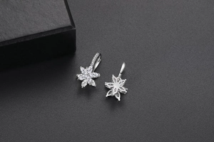 Détail de boucles d'oreilles fleurs double couche en argent avec pavé de zircons fins