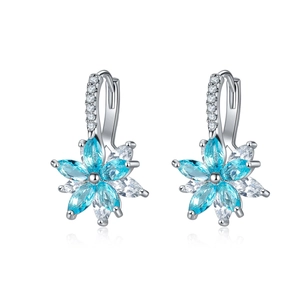 Détail de boucles d'oreilles fleurs avec oxydes de zirconium marquise bleu ciel et blanc