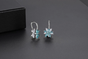 Macro d'oreilles à fleurs doubles avec zircon bleu marquise et finition argentée
