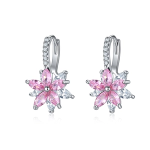 Détail de boucles d'oreilles fleurs double couche avec zircons marquise roses et argent