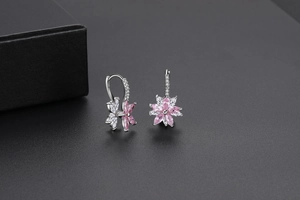 Détails des boucles d'oreilles fleurs à double couche avec des zircons roses marquise