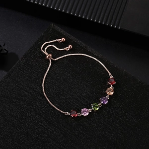 Dettaglio del bracciale regolabile in oro rosa con zirconi multicolore incastonati