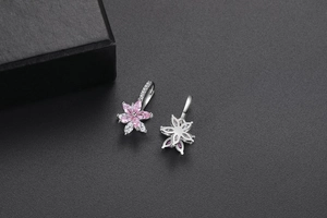 Détails des boucles d'oreilles fleurs double couche avec pierres marquises roses et zircons