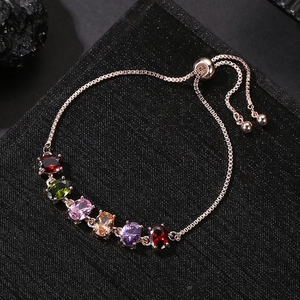 Dettaglio del bracciale regolabile in oro rosa con sei gemme colorate di zirconia