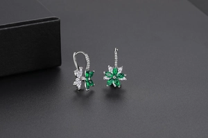 Macro de boucles d'oreilles fleurs double couche avec zircons verts et finition argent