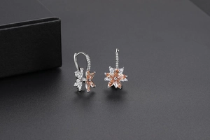 Vue détaillée des boucles d'oreilles fleur double couche avec zircons champagne sur argent