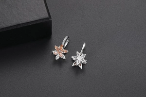 Détails macro de boucles d'oreilles fleur double argent avec zircons marquise orange