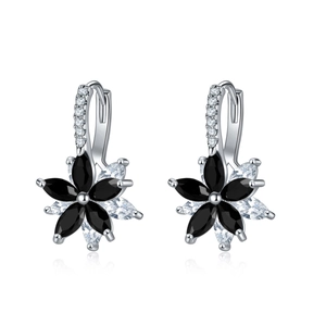 Détail de boucles d'oreilles créoles fleurs avec pierres marquises noires et plaqué argent