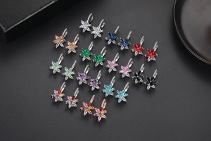 Vue de dessus de boucles d'oreilles fleurs double couche en zircons de diverses couleurs