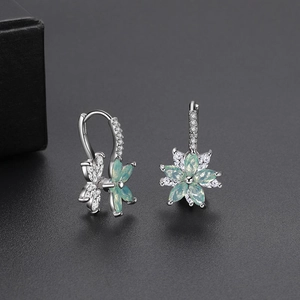 Boucles d'oreilles fleurs en argent avec pétales d'opale verte et accents de zircon
