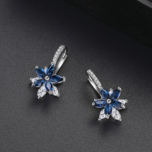 Boucles d'oreilles fleurs doubles en argent avec zircons bleus et détails scintillants