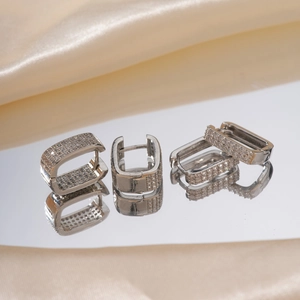 Eleganti orecchini a cerchio rettangolari in argento con pavé di zirconi cubici