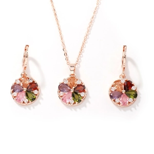 Set di gioielli in oro rosa con collana floreale di cristalli colorati e orecchini