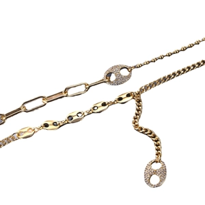 Collier à maillons dorés avec boucle nez de cochon sertie de cristaux brillants