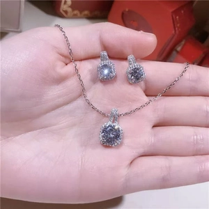 Silbernes Schmuckset mit quadratischem Zirkonia-Anhänger und passenden Ohrsteckern